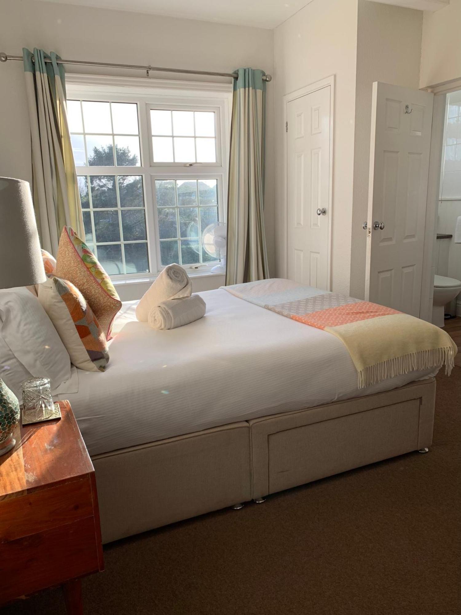 The Lazy Lion Bed & Breakfast Milford on Sea Exterior photo